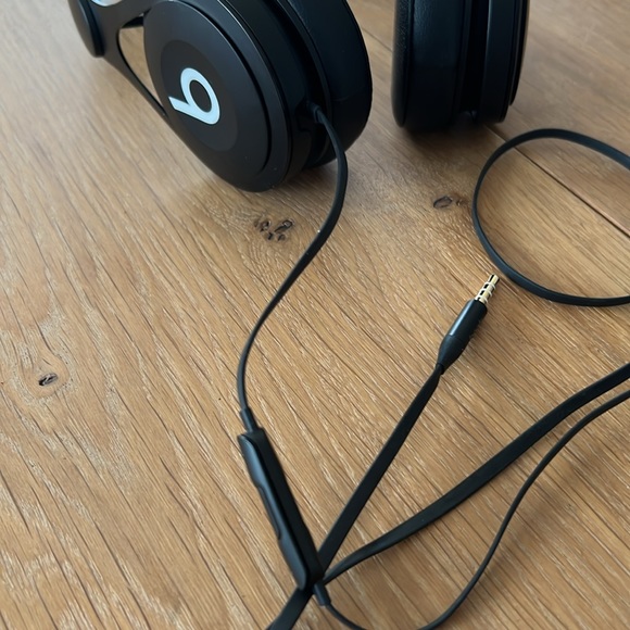 Beats by Dre Headphones - Picture 3 of 5